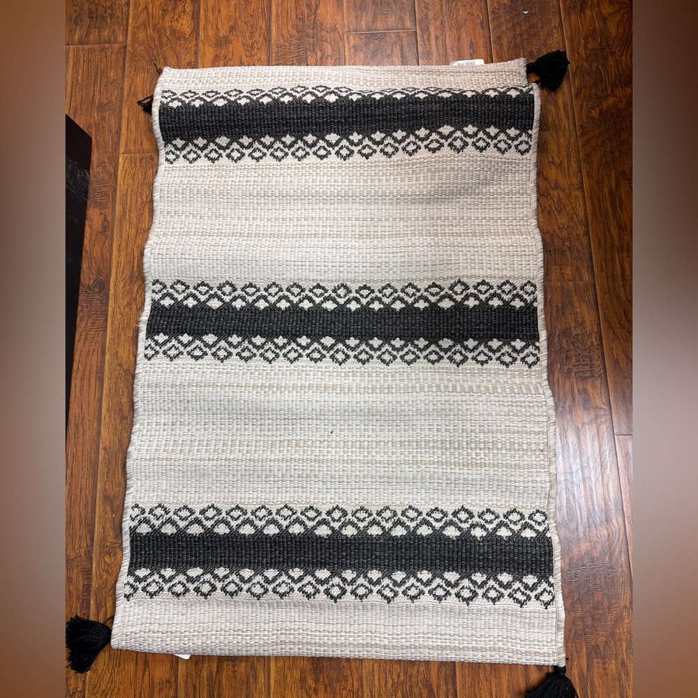 Threshold Black and Cream Patterned Door Mat with tassels 30”x50”‎